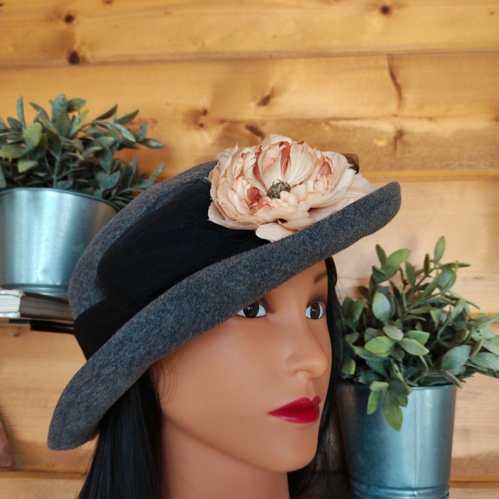 Vintage Arlin Gray Flower‎ 100% Wool Felt Derby Hat Made In USA Black Mesh Band